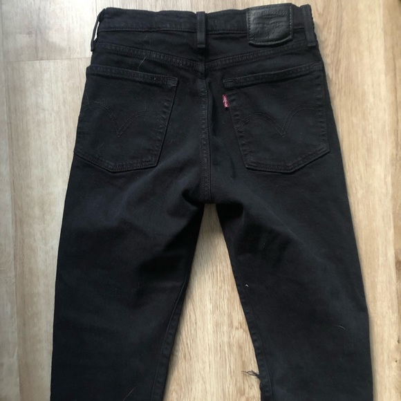 Levi wedgie Black Jeans (size 23, fits 24) - Picture 2 of 4